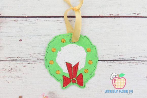 Christmas Wreath Ornament: A Charming Embroidery Design