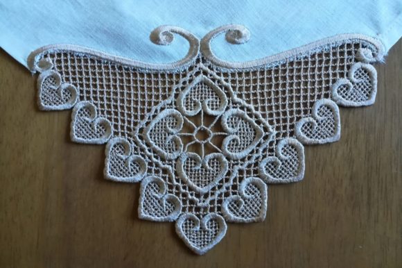 Lace Corner: A Seasonal Embroidery Design Review